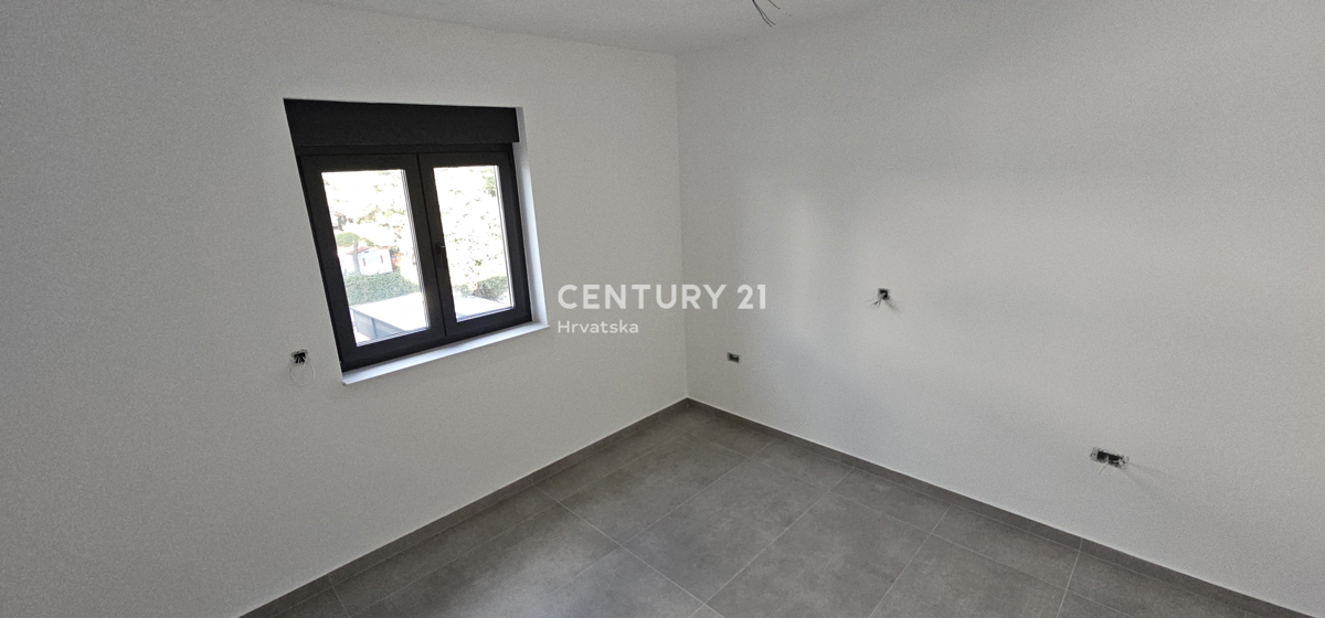 Pakoštane, dvosobno stanovanje s pokrito teraso in pogledom na morje, 70 m do plaže