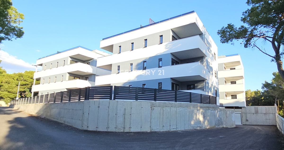 Pakoštane, dvosobno stanovanje s pokrito teraso in pogledom na morje, 70 m do plaže