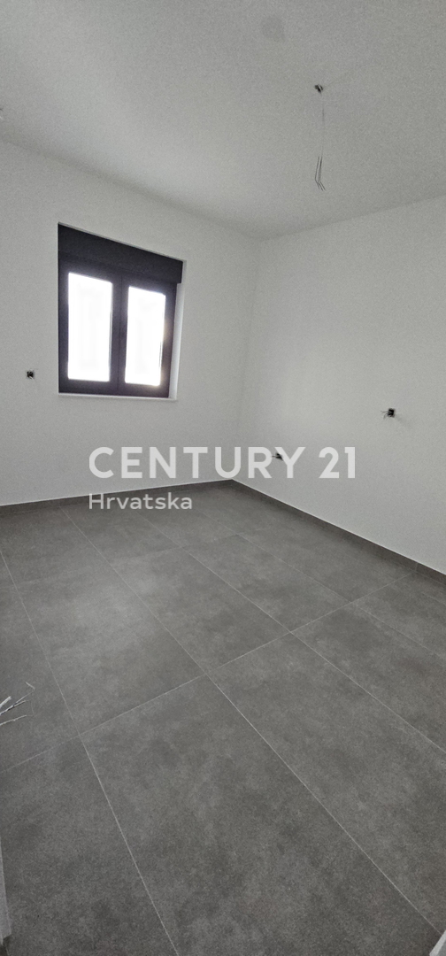 Pakoštane, dvosobno stanovanje s pokrito teraso in pogledom na morje, 70 m do plaže