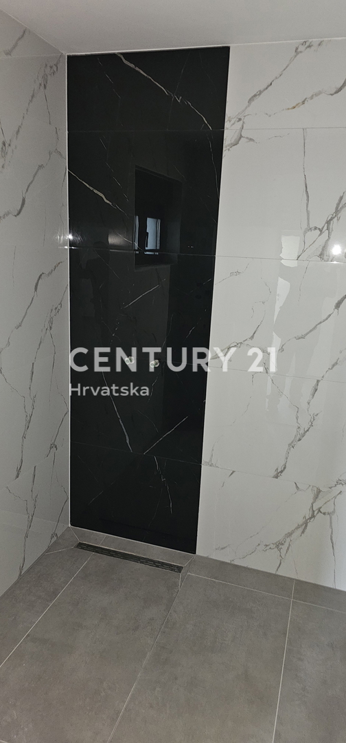 Pakoštane, dvosobno stanovanje s pokrito teraso in pogledom na morje, 70 m do plaže