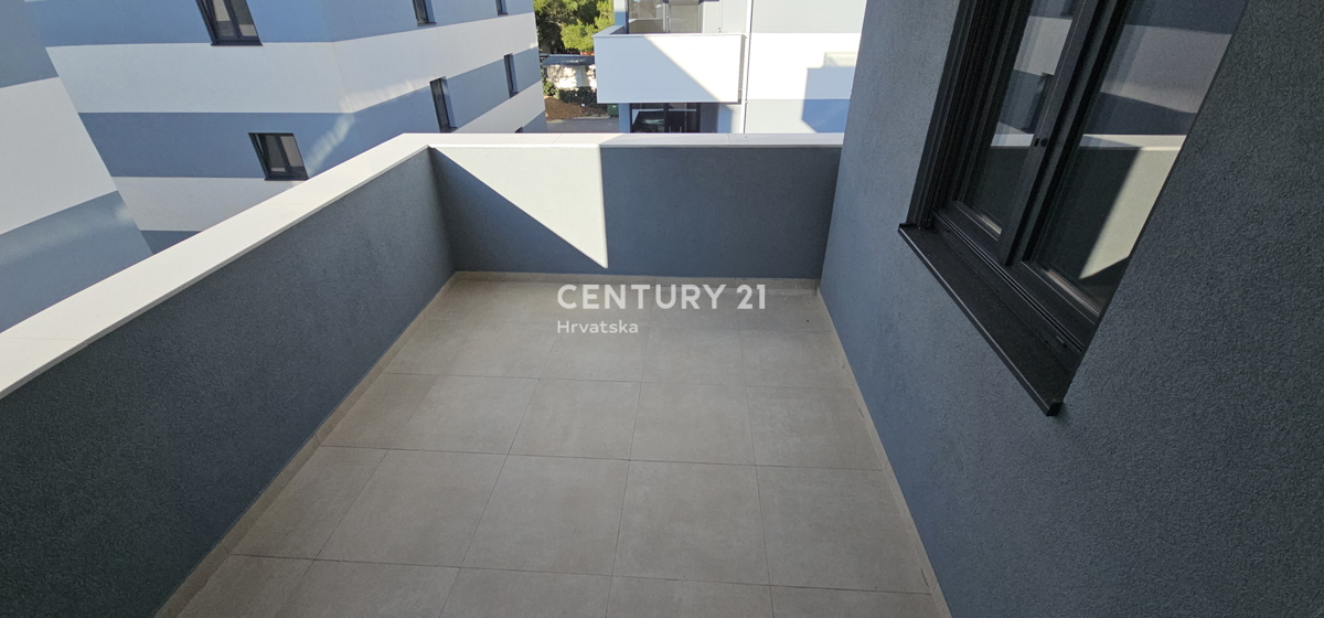 Pakoštane, dvosobno stanovanje s pokrito teraso in pogledom na morje, 70 m do plaže