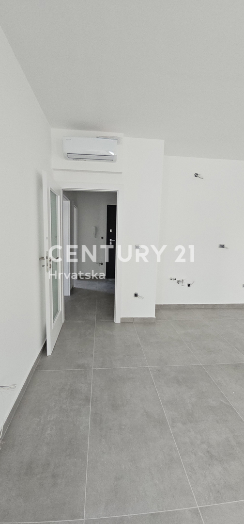 Pakoštane, dvosobno stanovanje s pokrito teraso in pogledom na morje, 70 m do plaže