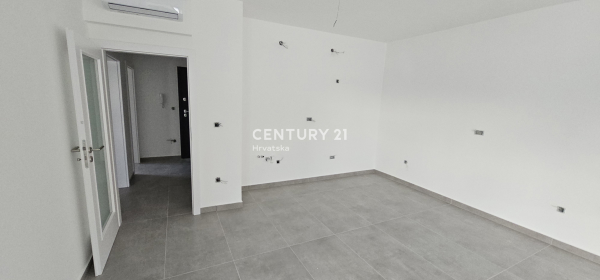 Pakoštane, dvosobno stanovanje s pokrito teraso in pogledom na morje, 70 m do plaže