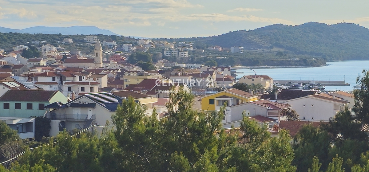 Pakoštane, dvosobno stanovanje s pokrito teraso in pogledom na morje, 70 m do plaže