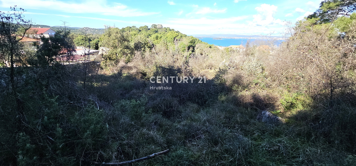 Tkon, otok Pašman, prodaja se gradbena parcela površine 1250 m2 z ostanki hiše stare 250 let