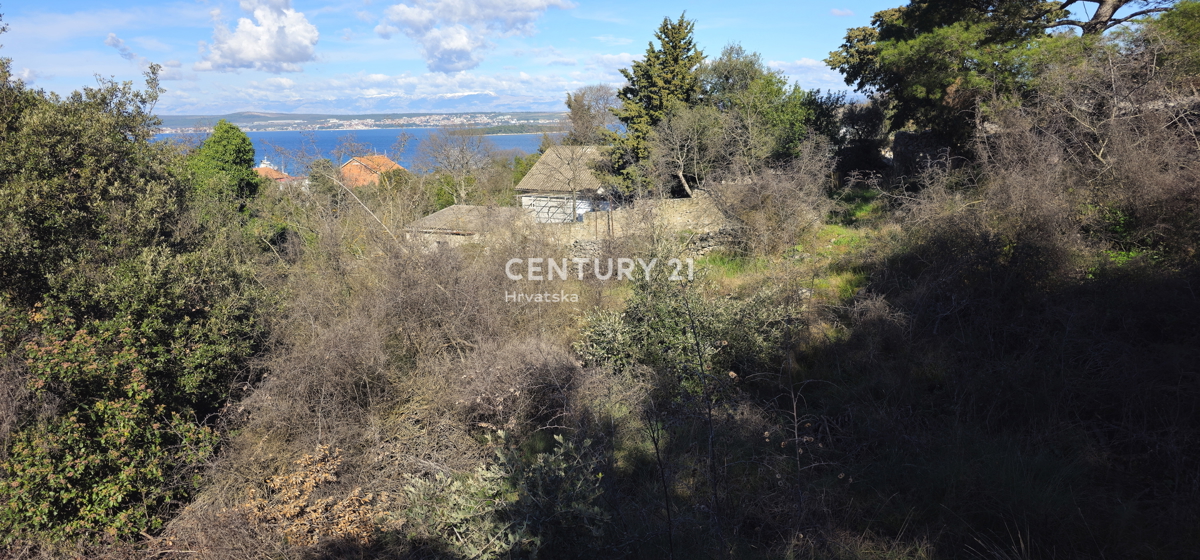 Tkon, otok Pašman, prodaja se gradbena parcela površine 1250 m2 z ostanki hiše stare 250 let