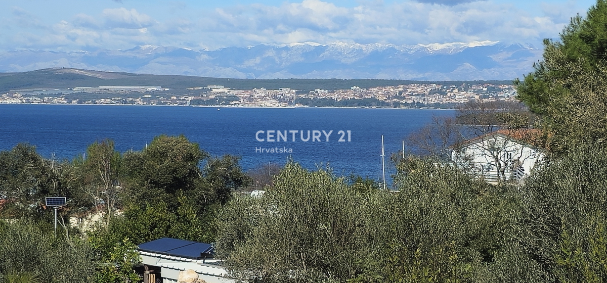 Tkon, otok Pašman, prodaja se gradbena parcela površine 1250 m2 z ostanki hiše stare 250 let