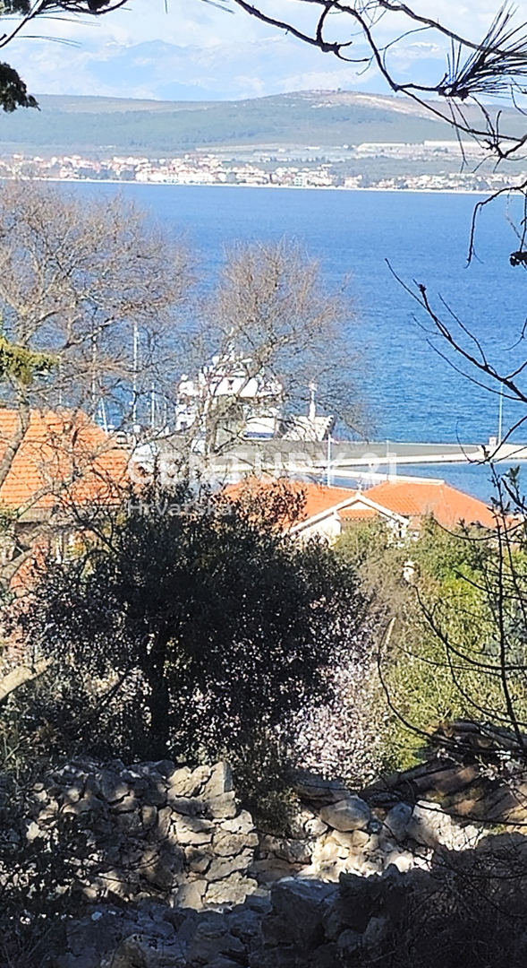 Tkon, otok Pašman, prodaja se gradbena parcela površine 1250 m2 z ostanki hiše stare 250 let