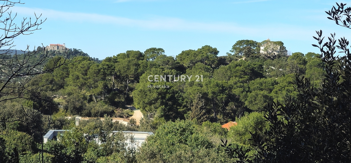 Tkon, otok Pašman, prodaja se gradbena parcela površine 1250 m2 z ostanki hiše stare 250 let