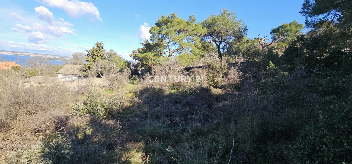 Tkon, otok Pašman, prodaja se gradbena parcela površine 1250 m2 z ostanki hiše stare 250 let