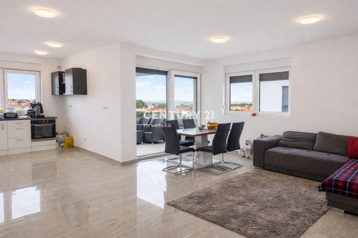 Vir – dvonadstropno stanovanje s strešno teraso in pogledom na morje