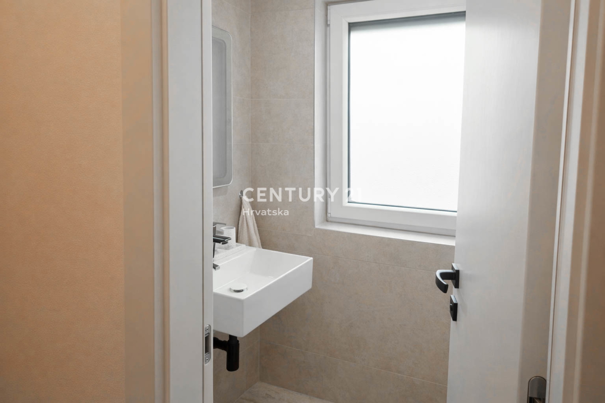 Vir – dvonadstropno stanovanje s strešno teraso in pogledom na morje