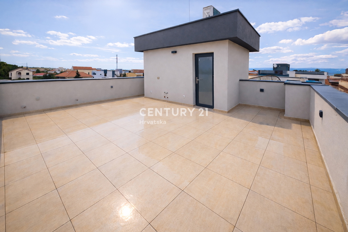 Vir – dvonadstropno stanovanje s strešno teraso in pogledom na morje