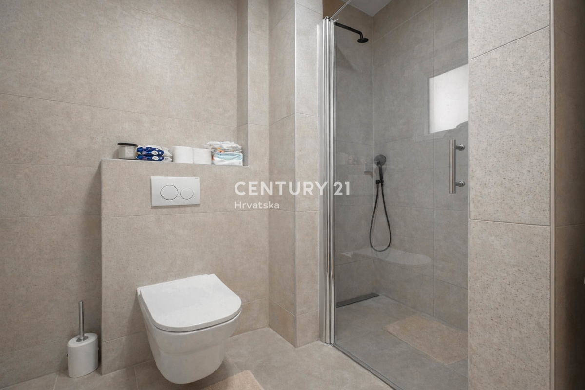 Vir – dvonadstropno stanovanje s strešno teraso in pogledom na morje