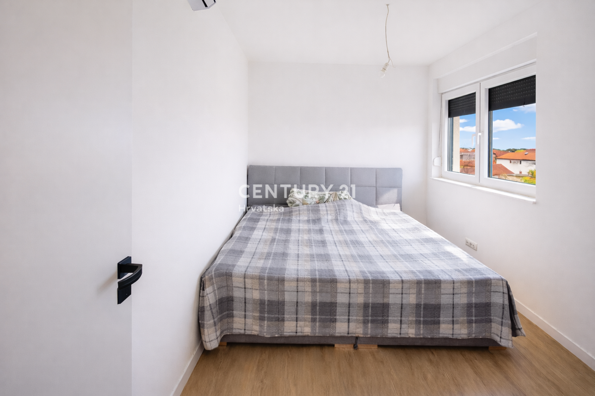 Vir – dvonadstropno stanovanje s strešno teraso in pogledom na morje