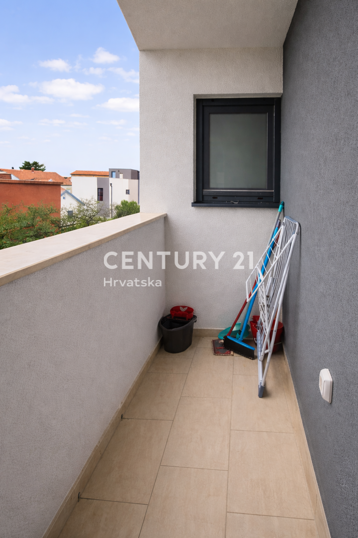 Vir – dvonadstropno stanovanje s strešno teraso in pogledom na morje