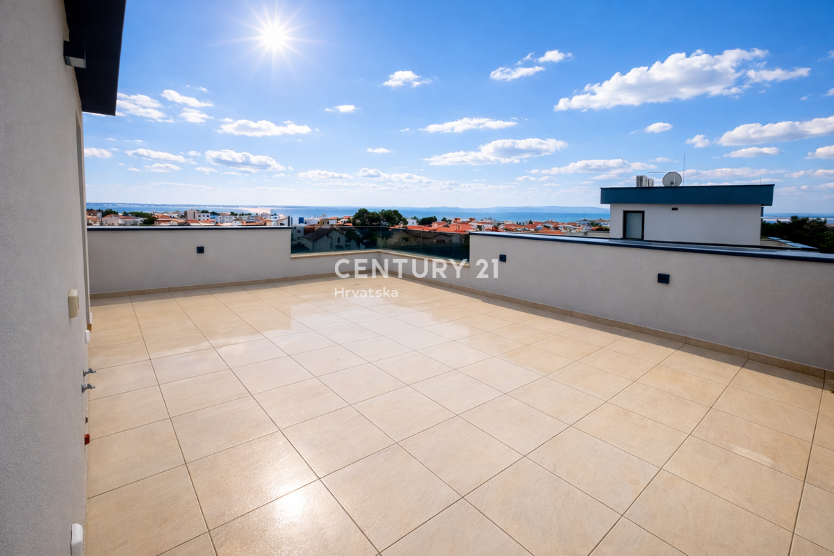 Vir – dvonadstropno stanovanje s strešno teraso in pogledom na morje