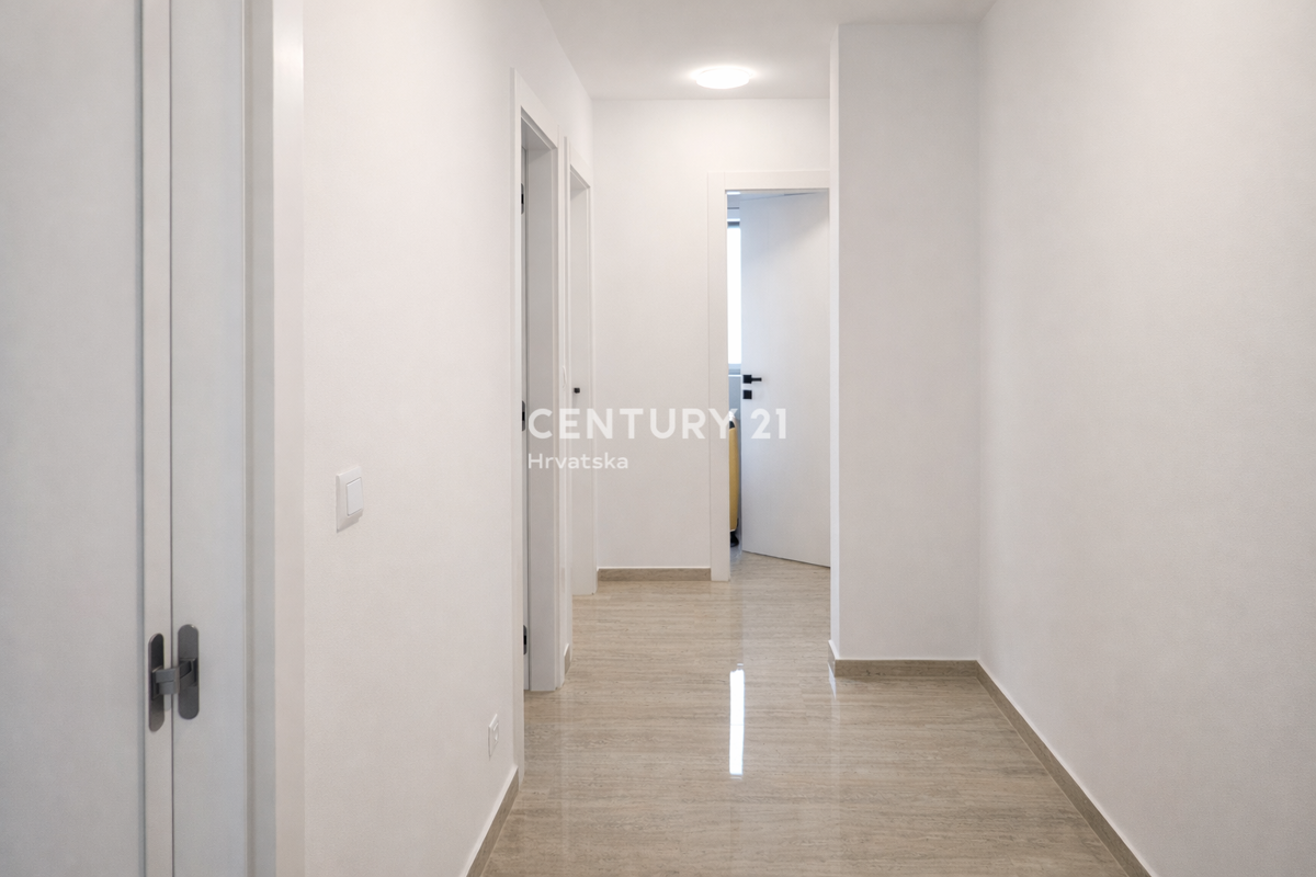 Vir – dvonadstropno stanovanje s strešno teraso in pogledom na morje