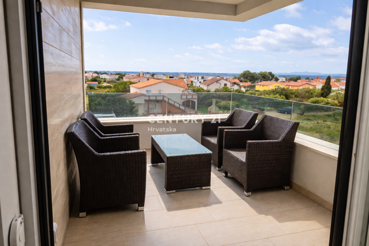 Vir – dvonadstropno stanovanje s strešno teraso in pogledom na morje