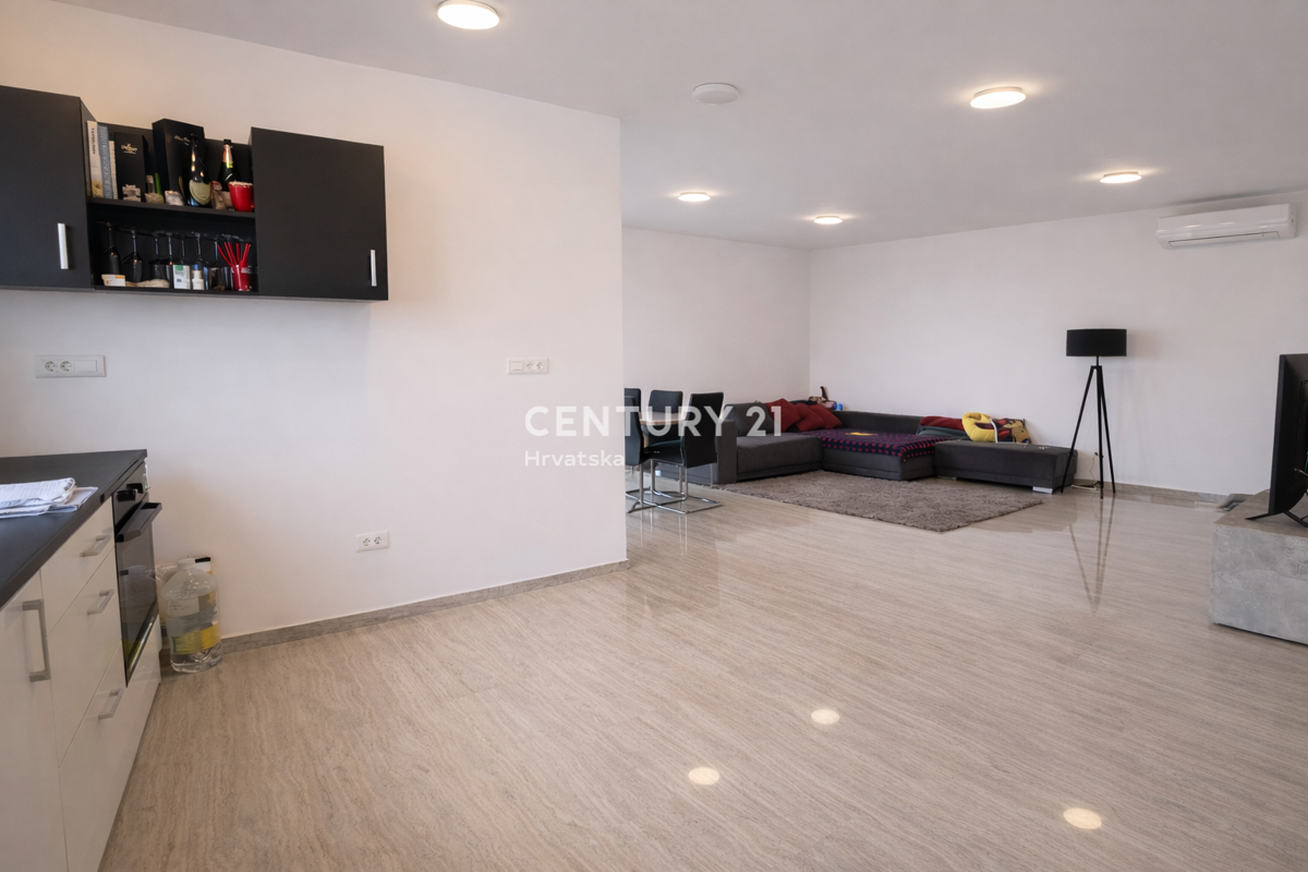 Vir – dvonadstropno stanovanje s strešno teraso in pogledom na morje