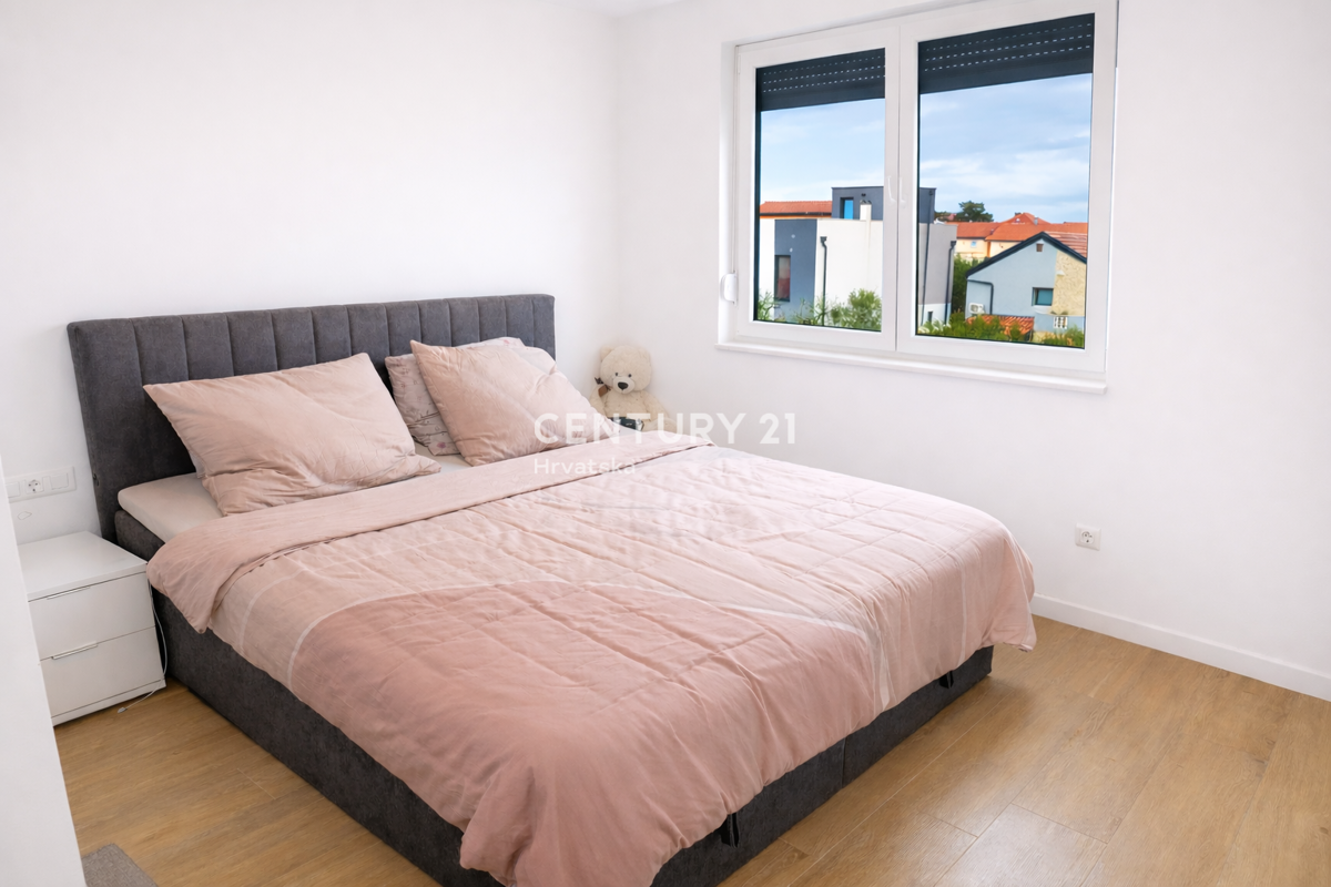 Vir – dvonadstropno stanovanje s strešno teraso in pogledom na morje