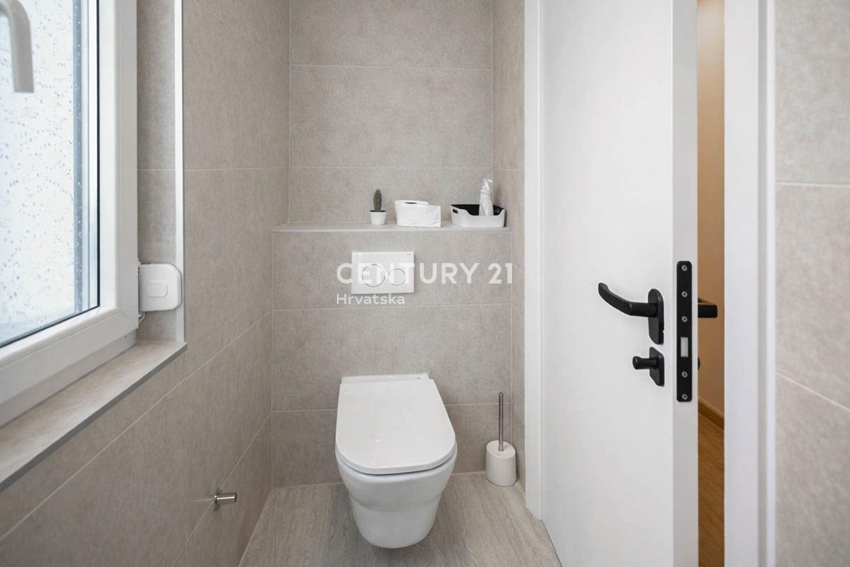 Vir – dvonadstropno stanovanje s strešno teraso in pogledom na morje