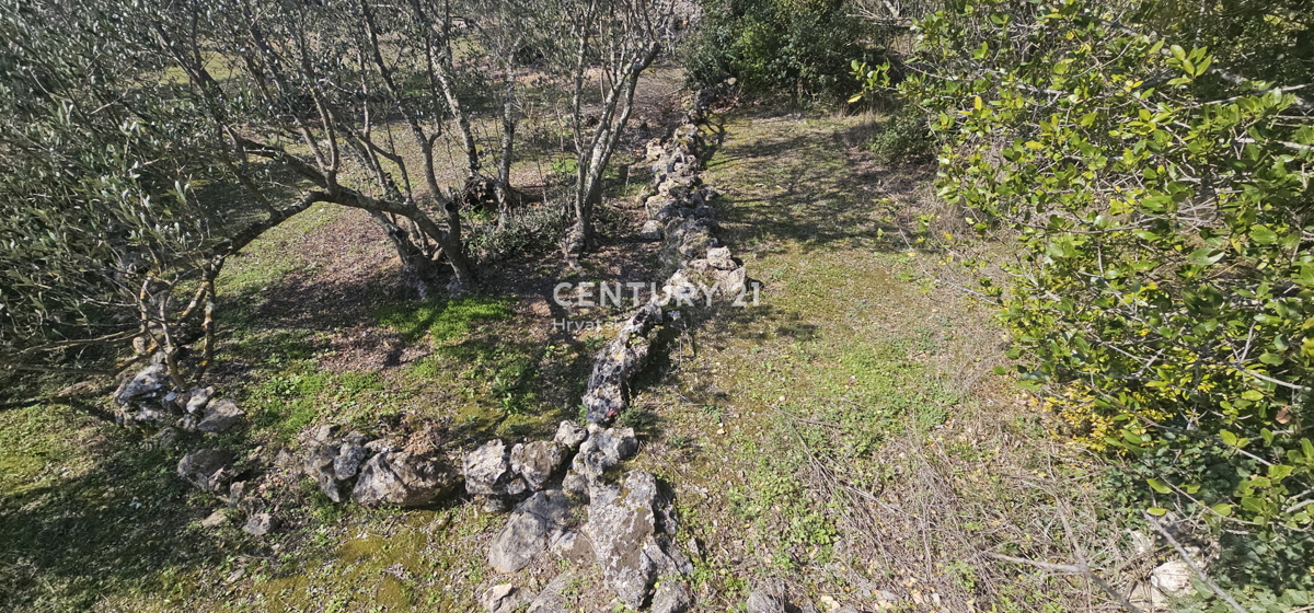 Kukljica, otok Ugljan, gradbena parcela površine 1840 m2 ograjena s suhozidom
