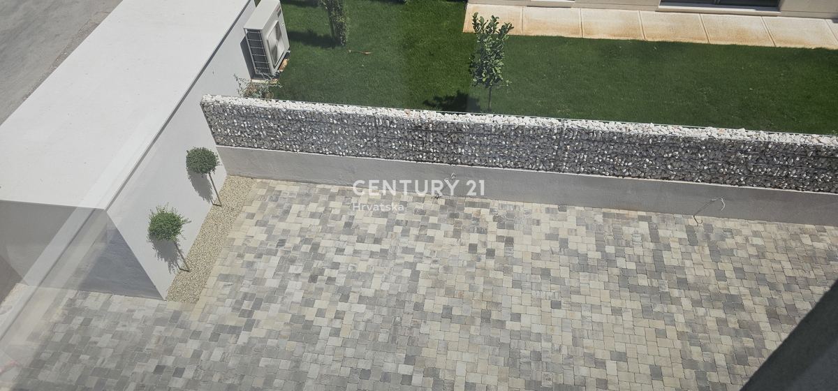 Odlično trisobno stanovanje v novogradnji, površine 82 m2, le 70 m od morja