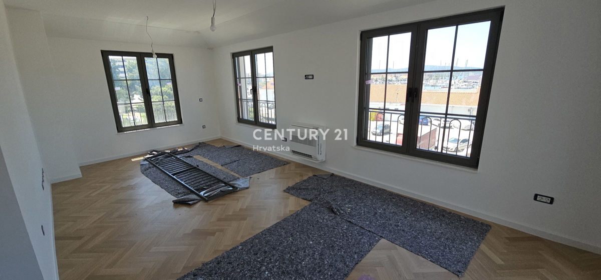 Odlično trisobno stanovanje v novogradnji, površine 82 m2, le 70 m od morja