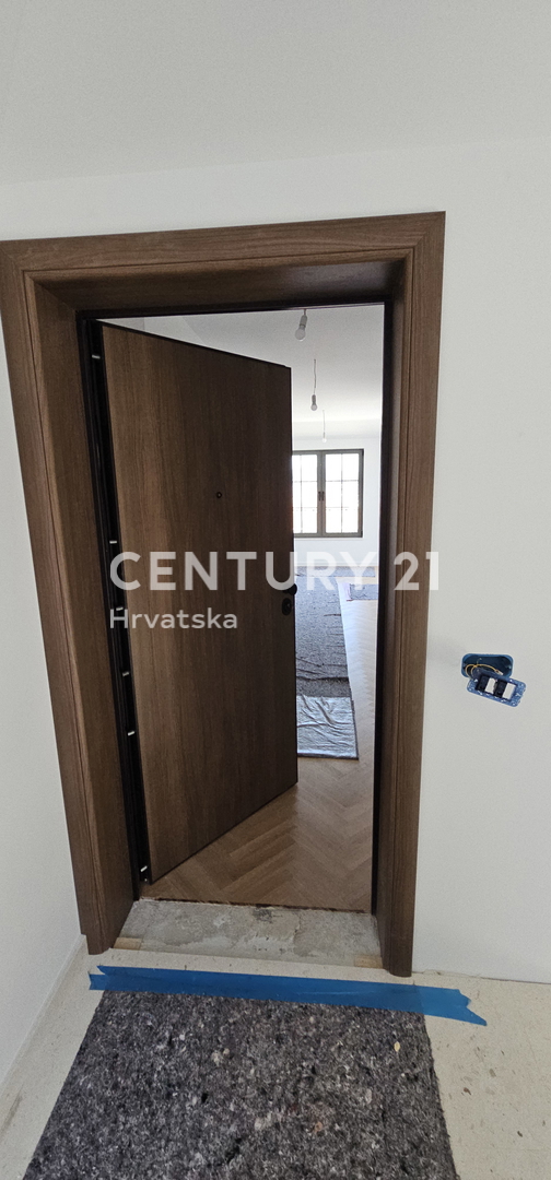 Odlično trisobno stanovanje v novogradnji, površine 82 m2, le 70 m od morja