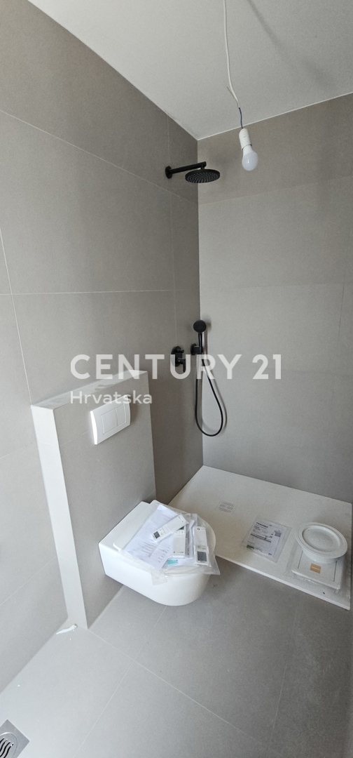 Odlično trisobno stanovanje v novogradnji, površine 82 m2, le 70 m od morja