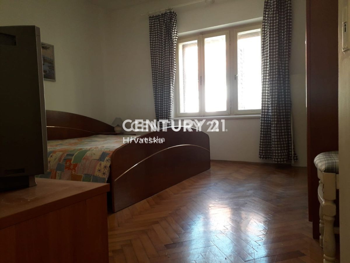 KALI, hiša v središču kraja med cerkvijo, občino in morjem