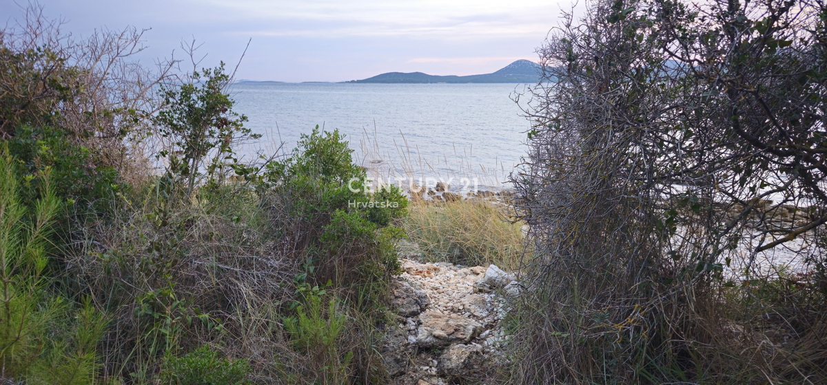 Biograd na Moru, Kumenat, izjemno privlačno zemljišče neposredno ob morju