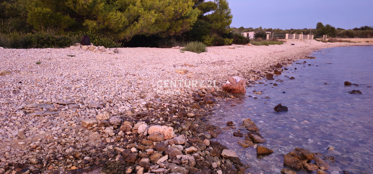 Biograd na Moru, Kumenat, izjemno privlačno zemljišče neposredno ob morju