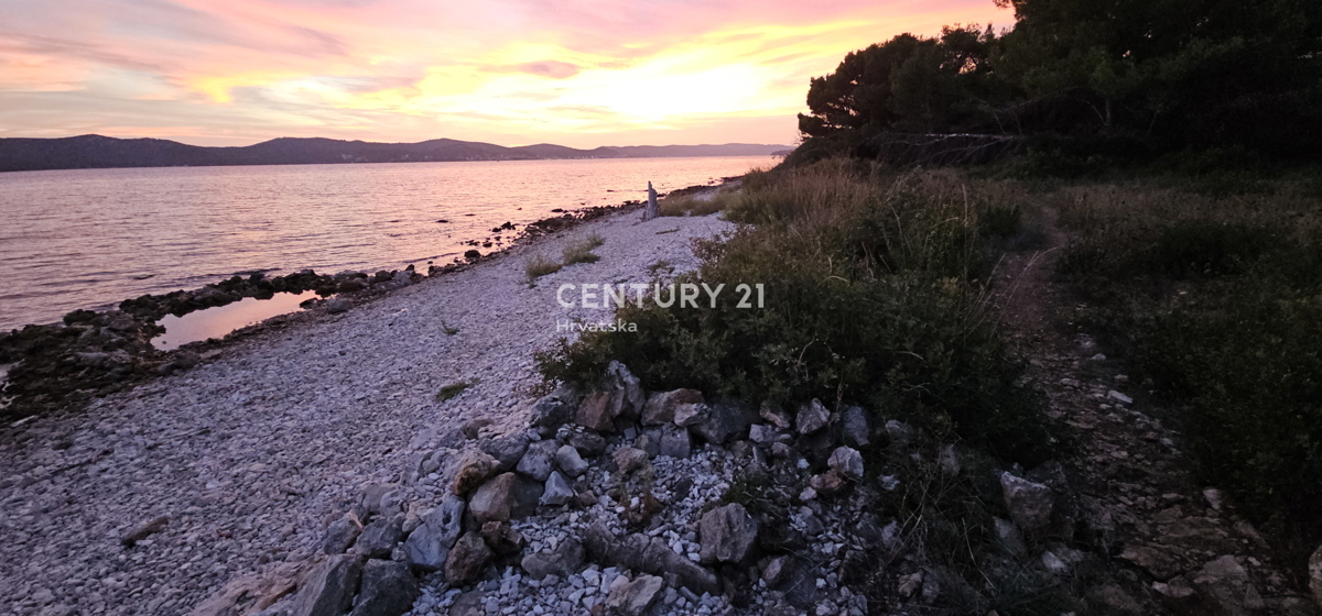Biograd na Moru, Kumenat, izjemno privlačno zemljišče neposredno ob morju