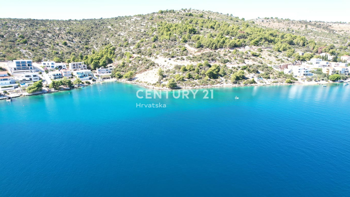 ROGOZNICA....ZATOGLAV....PRVI VRSTNI RED OB MORJU....GRADBENO ZEMLJIŠČE....968 M2....1000 €/M2