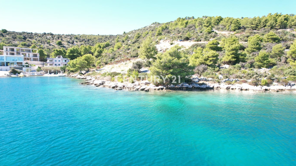 ROGOZNICA....ZATOGLAV....PRVI VRSTNI RED OB MORJU....GRADBENO ZEMLJIŠČE....968 M2....1000 €/M2