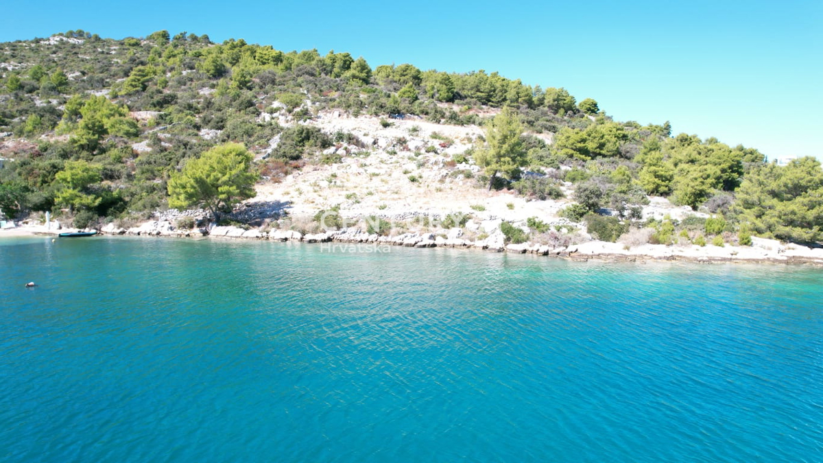 ROGOZNICA....ZATOGLAV....PRVI VRSTNI RED OB MORJU....GRADBENO ZEMLJIŠČE....968 M2....1000 €/M2