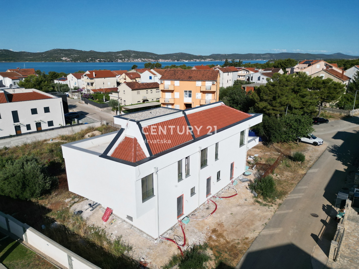 Biograd na morju - dvoprostorsko stanovanje v pritličju z vrtom