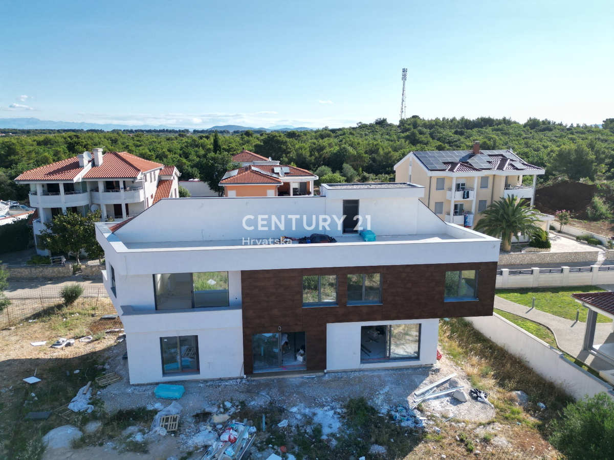 Biograd na morju - dvoprostorsko stanovanje v pritličju z vrtom