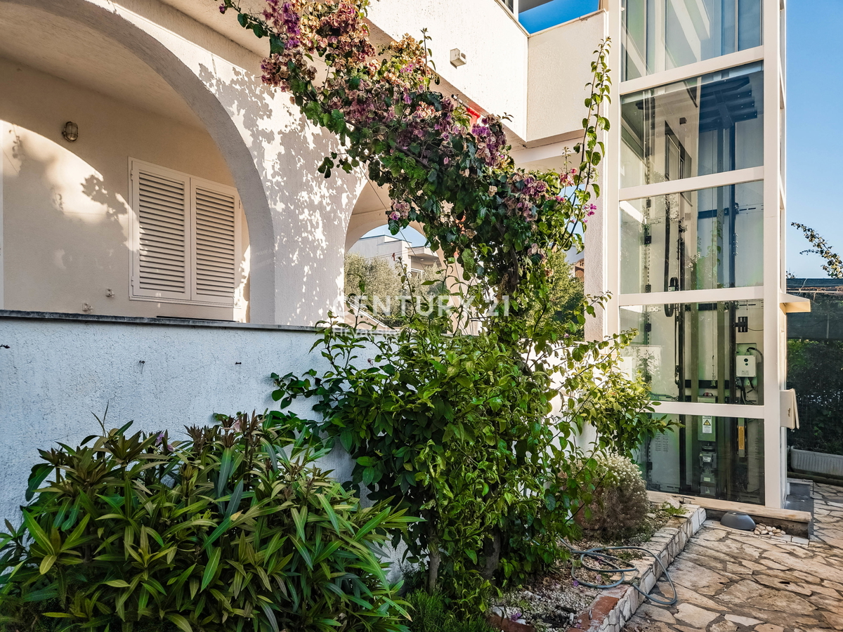 ZADAR, KOŽINO, HIŠA S 3 STANOVANJI, GARAŽA, POGLED NA MORJE, 200 m DO MORJA