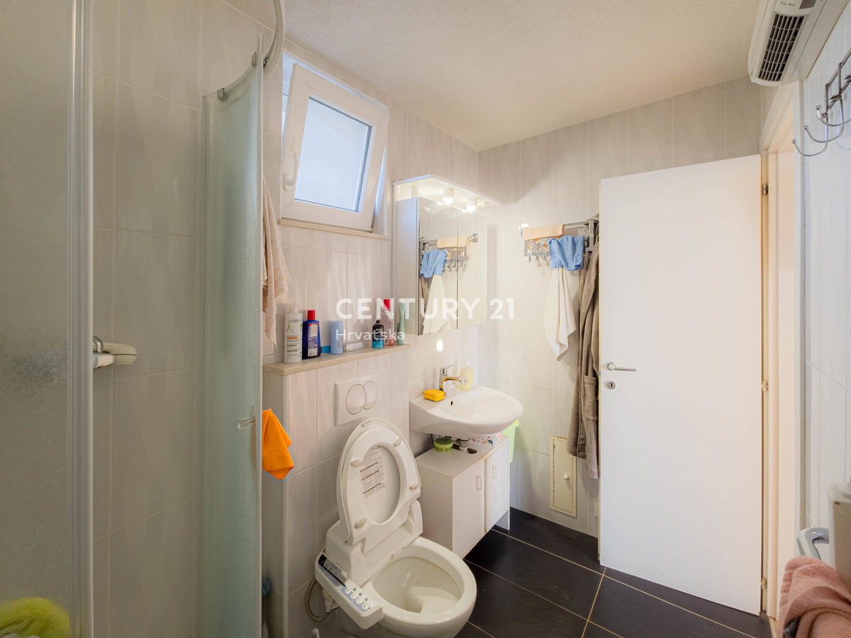 ZADAR, KOŽINO, HIŠA S 3 STANOVANJI, GARAŽA, POGLED NA MORJE, 200 m DO MORJA