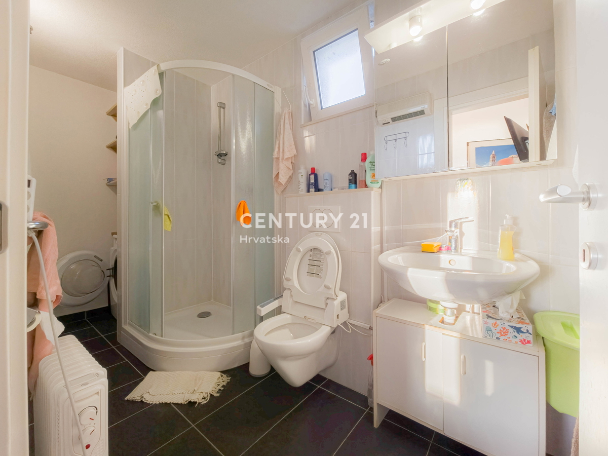 ZADAR, KOŽINO, HIŠA S 3 STANOVANJI, GARAŽA, POGLED NA MORJE, 200 m DO MORJA