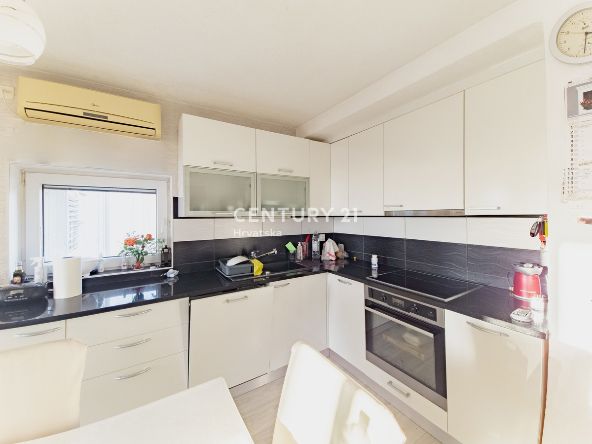 ZADAR, KOŽINO, HIŠA S 3 STANOVANJI, GARAŽA, POGLED NA MORJE, 200 m DO MORJA