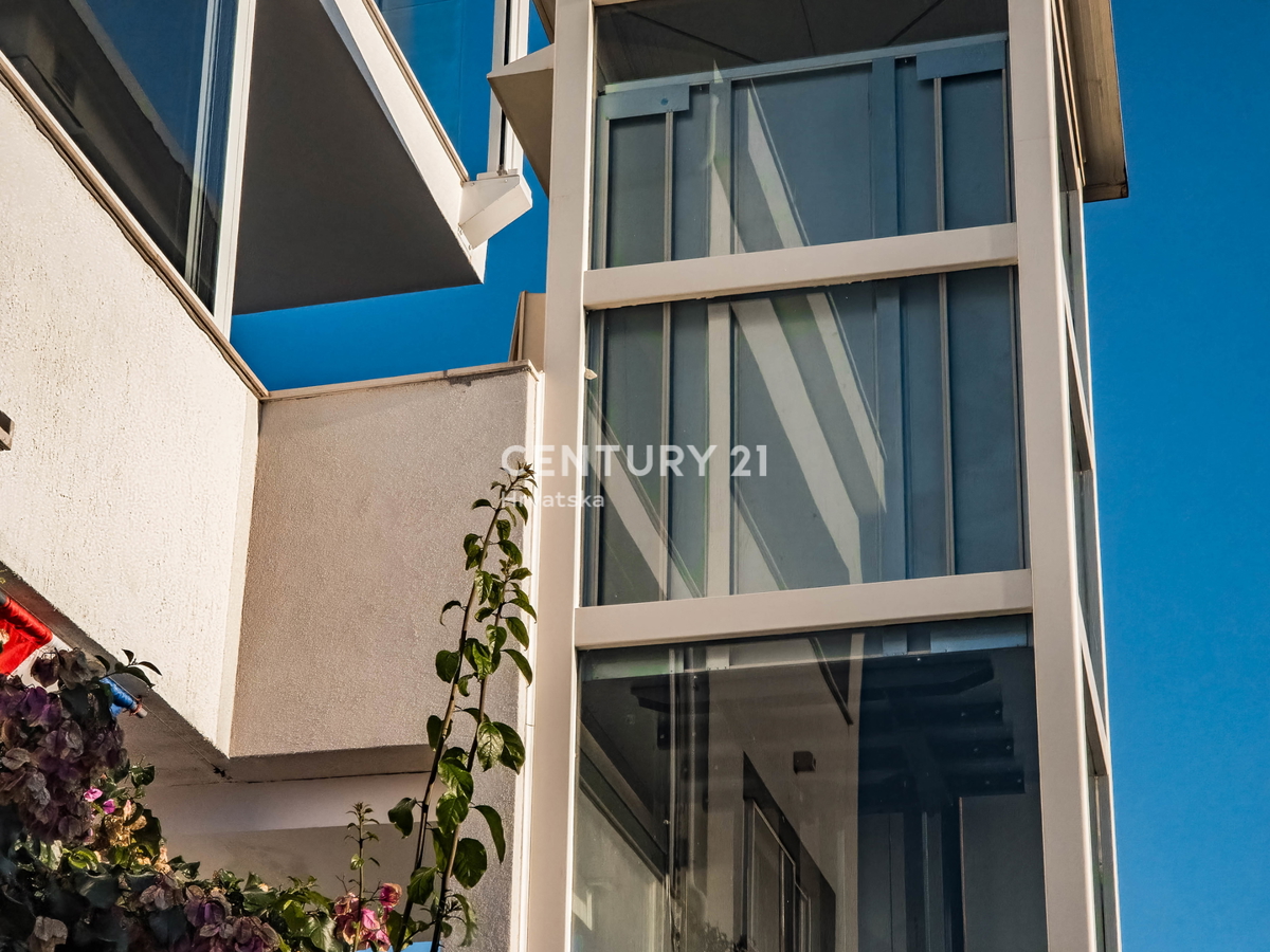 ZADAR, KOŽINO, HIŠA S 3 STANOVANJI, GARAŽA, POGLED NA MORJE, 200 m DO MORJA