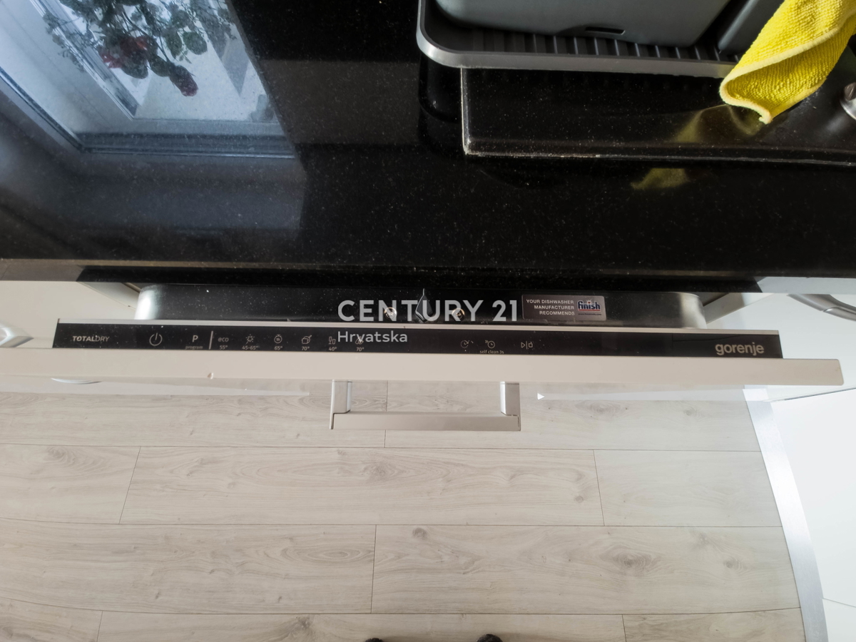 ZADAR, KOŽINO, HIŠA S 3 STANOVANJI, GARAŽA, POGLED NA MORJE, 200 m DO MORJA