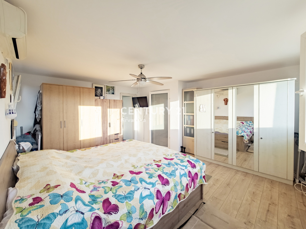 ZADAR, KOŽINO, HIŠA S 3 STANOVANJI, GARAŽA, POGLED NA MORJE, 200 m DO MORJA