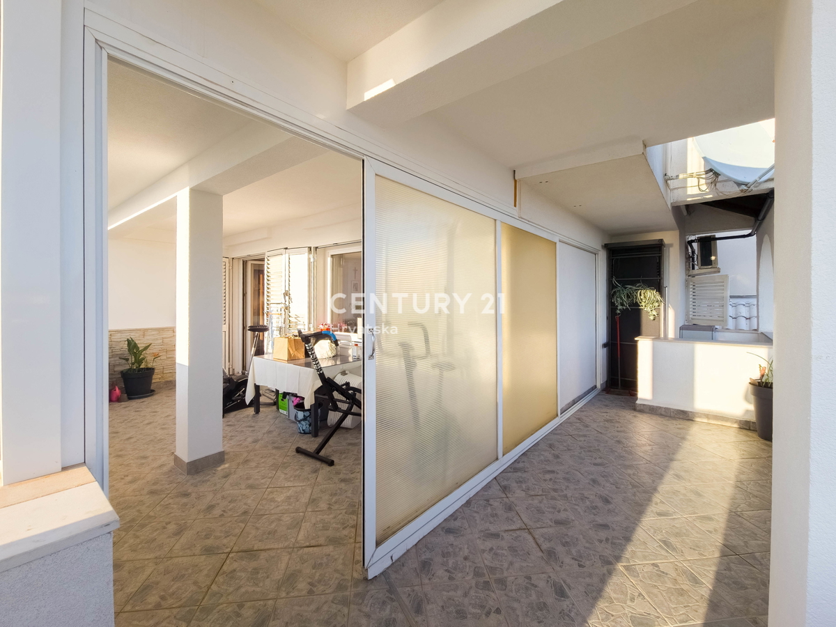 ZADAR, KOŽINO, HIŠA S 3 STANOVANJI, GARAŽA, POGLED NA MORJE, 200 m DO MORJA