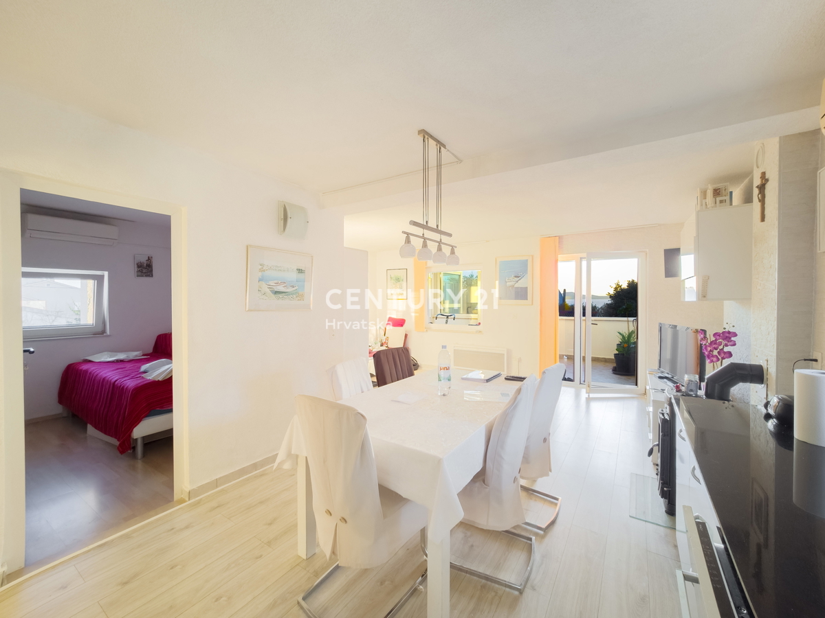 ZADAR, KOŽINO, HIŠA S 3 STANOVANJI, GARAŽA, POGLED NA MORJE, 200 m DO MORJA