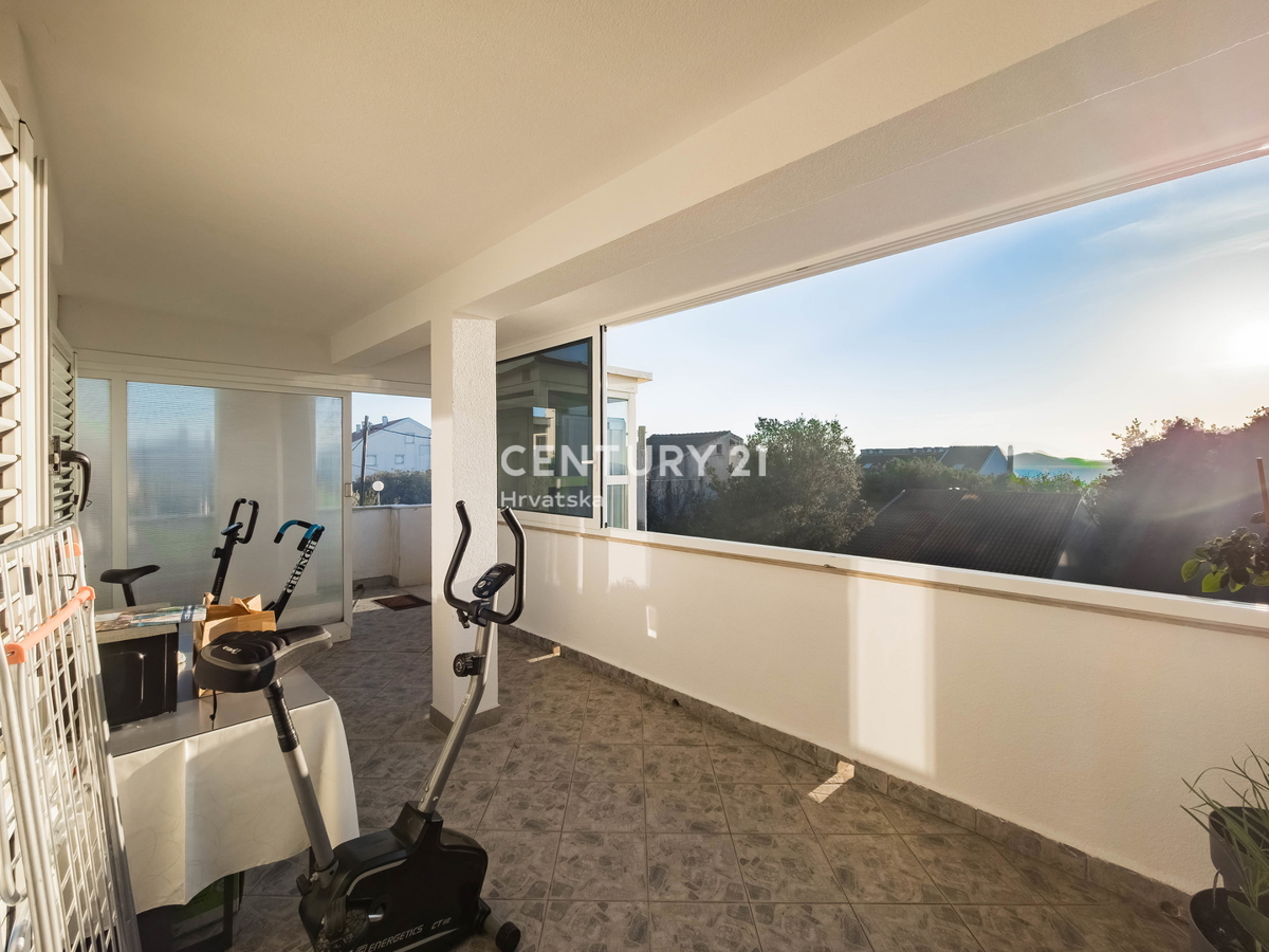 ZADAR, KOŽINO, HIŠA S 3 STANOVANJI, GARAŽA, POGLED NA MORJE, 200 m DO MORJA